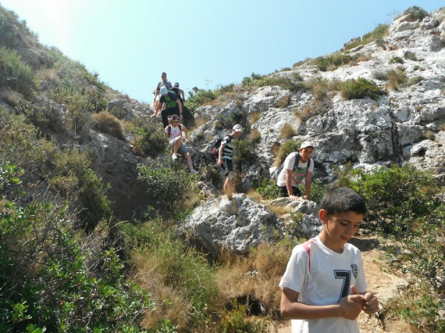 Bajando entre las rocas